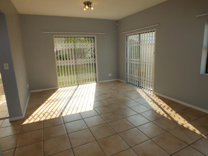 To Let 4 Bedroom Property for Rent in Van Riebeeckshof Western Cape